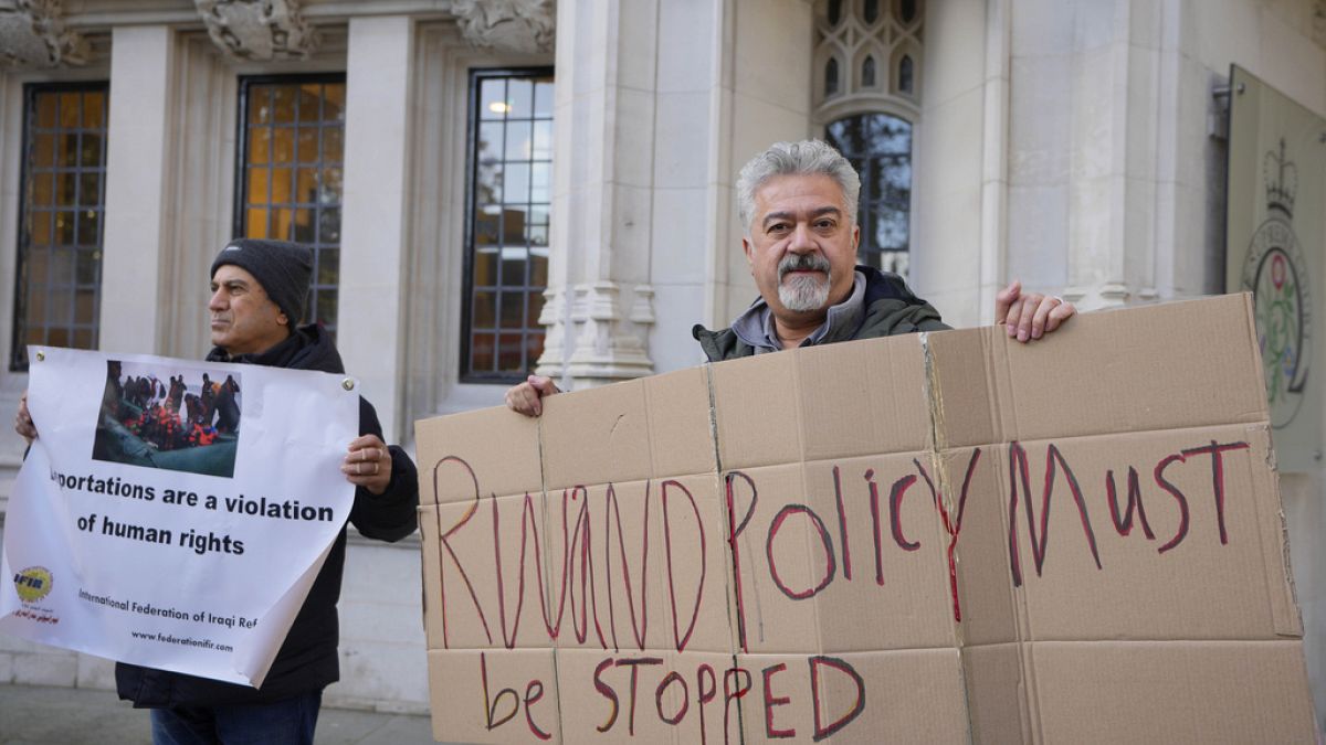 Протестующие стоят у здания Верховного суда в Лондоне, среда, 15 ноября 2023 г.