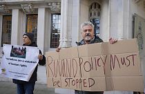Протестующие стоят у здания Верховного суда в Лондоне, среда, 15 ноября 2023 г.