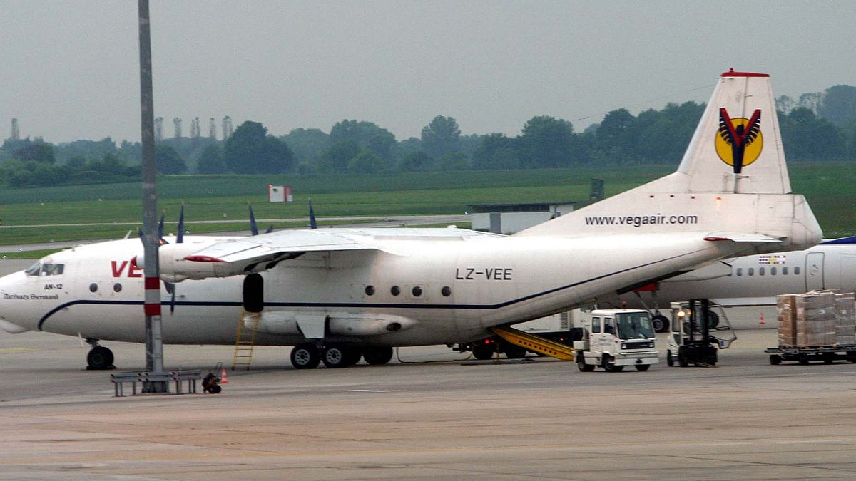 طائرة نقل من طراز أنتونوف AN-12 محملة بمواد الإغاثة التابعة للصليب الأحمر الألماني (DRK) في مطار هانوفر لانغنهاغن