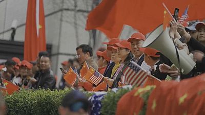 مظاهرة لأشخاص معارضين وآخرين مؤيدين للحكومة الصينية في سان فرانسيسكو بالولايات المتحدة الأمريكية