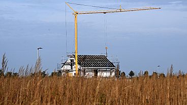 Esta foto tomada el 13 de octubre de 2023 muestra las obras de construcción de una casa unifamiliar en Soest, al oeste de Alemania.
