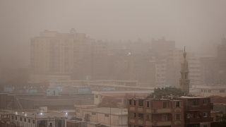  Общ аспект на здания по време на пясъчна стихия в Кайро, Египет. 