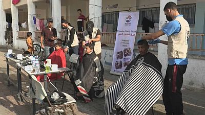 Barberos ofrecen cortes de pelo gratuitos en Gaza.