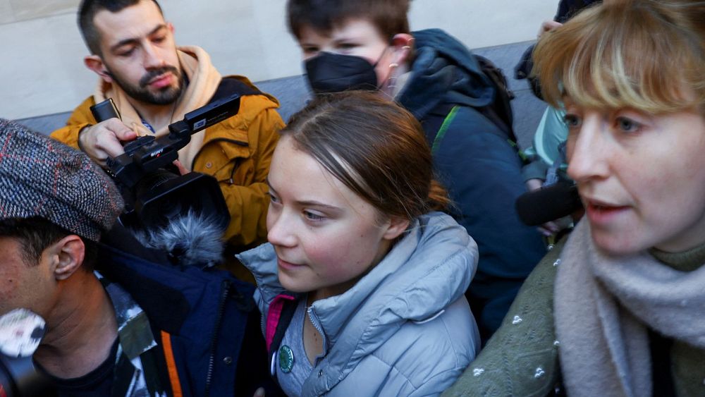 Климатичната активистка Грета Тунберг се разхожда пред Уестминстърския магистратски съд