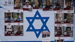 A Hamász által elhurcolt izraeli túszok fényképei egy jeruzsálemi plakáton 2023. november 13-án