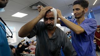 مصاب فلسطيني يتلقى العلاج في مستشفى الشفاء في غزة ـ أرشيف