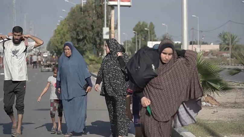 Die meisten Bewohner des Gazastreifens waren gezwungen, zu Fuß zu fliehen und das Wenige, was sie tragen konnten, auf dem Rücken zu tragen.