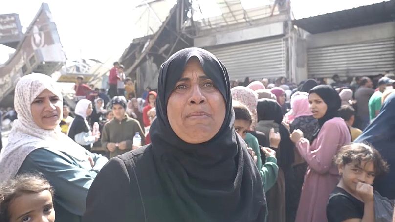 Eine vertriebene Palästinenserin im Süden des Gazastreifens bittet um Nahrungsmittel und bessere sanitäre Einrichtungen