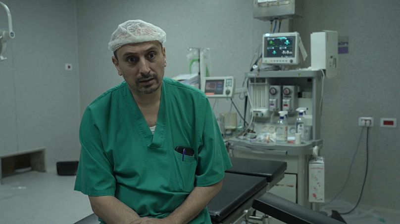 Il dottor Moghrabi è il primario di chirurgia plastica dell'ospedale Nasser di Khan Younis. Il suo staff comprende medici dell'ong internazionale Medici Senza Frontiere