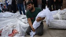 Un Palestinien tient le corps de son enfant tué lors d'un bombardement israélien de la bande de Gaza, 22 octobre 2023