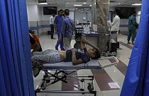 Τραυματίας σε φορείο στα επείγοντα του νοσοκομείου αλ Σίφα στη Γάζα 