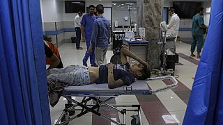Τραυματίας σε φορείο στα επείγοντα του νοσοκομείου αλ Σίφα στη Γάζα 