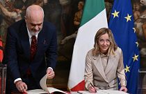 İtalya Başbakanı Giorgia Meloni (sağda) ve Arnavut mevkidaşı Edi Rama'nın geçtiğimiz hafta protokole imza attı