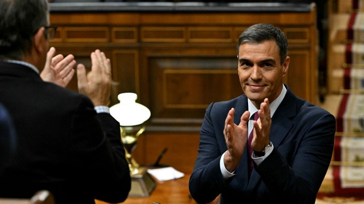 Pedro Sanchez applaude durante un dibattito in parlamento