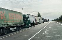 Un autista attende lungo una fila di camion che si estende per chilometri per attraversare la Polonia da Krakovetska, Ucraina, mercoledì 27 luglio 2022