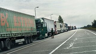 Un autista attende lungo una fila di camion che si estende per chilometri per attraversare la Polonia da Krakovetska, Ucraina, mercoledì 27 luglio 2022