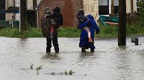 مواطنون في بلدة لو دولاك في شمال فرنسا يمشون عبر شوارع غمرتها مياه الفيضانات