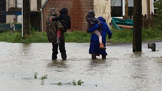 مواطنون في بلدة لو دولاك في شمال فرنسا يمشون عبر شوارع غمرتها مياه الفيضانات