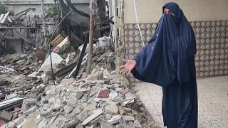 امرأة فلسطينية في رفح أمام ركام بيتها الذي قصفه الجيش الإسرائيلي