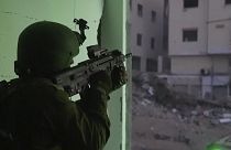 جندي إسرائيلي يستعد لاطلاق النار في قطاع غزة.