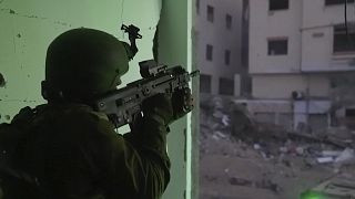 جندي إسرائيلي يستعد لاطلاق النار في قطاع غزة.
