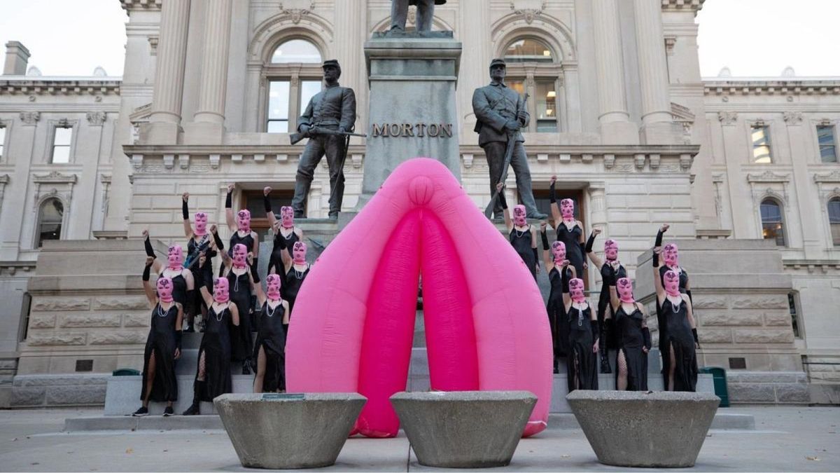 Les Pussy Riot manifestent au Capitole de l'Indiana avec une vulve géante. 