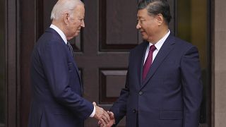 El presidente Joe Biden saluda al presidente chino Xi Jinping en la finca Filoli en Woodside, California, el miércoles 15 de noviembre de 2023,