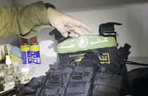 Ισραηλινοί παραουσίαζουν οπλισμό της Χαμάς που υποστηρίζουν ότι ανακάλυψαν στο νοσοκομείο αλ Σίφα στη Γάζα