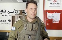 المتحدث باسم الجيش الإسرائيلي جوناثان كونريكوس متحدثا أمام كاميرا من داخل مستشفى الشفاء في غزة