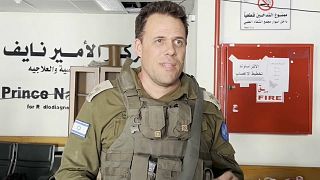 المتحدث باسم الجيش الإسرائيلي جوناثان كونريكوس متحدثا أمام كاميرا من داخل مستشفى الشفاء في غزة