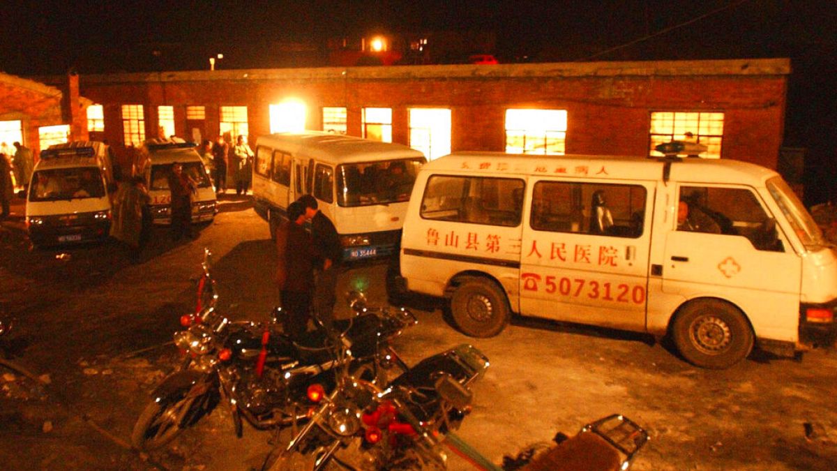 صورة من الارشيف- سيارات الإنقاذ في مجمع منجم فحم شين شنغ في ليانجوا بمقاطعة خنان بالصين.