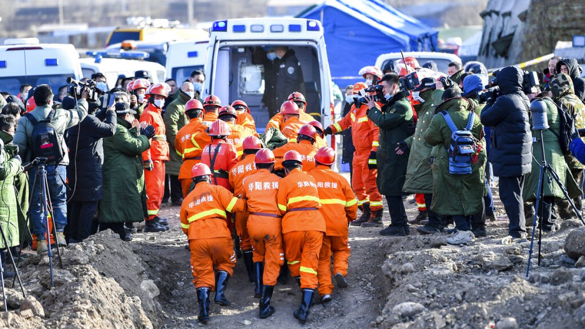 Çin'de su basan madende çalışan işçiler kurtarıldı (arşiv)