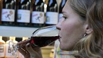  Au restaurant Les Enfants du Marché, à Paris, une cliente goûte le Beaujolais nouveau