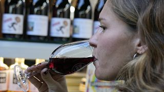Un cliente beve un bicchiere di vino Beaujolais Nouveau nel ristorante Les Enfants du Marche a Parigi