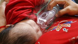 A megbetegedésben érintett kisgyermek légzéstámogatóval - KÉPÜNK CSUPÁN ILLUSZTRÁCIÓ!