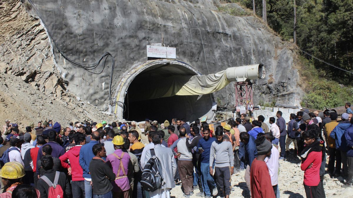 Hindistan'da içerisinde işçilerin çalıştığı tünel çöktü