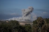 سحابة من الدخان الأسود إثر قصف إسرائيلي على قطاع غزة.