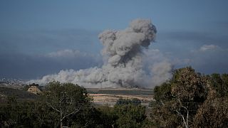 سحابة من الدخان الأسود إثر قصف إسرائيلي على قطاع غزة.