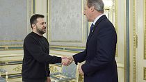 O Βολοντίμιρ Ζελένσκι υποδέχεται τον νέο υπουργό Εξωτερικών της Βρετανίας Ντέιβιντ Κάμερον στο Κίεβο