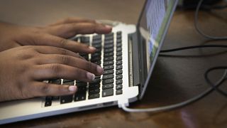  Chinyere Tutashinda, с Центъра за медийна правдивост, взе участие в онлайн кметство, обсъждащо по какъв начин да се преодолее софтуерната бездна, 2016 година 