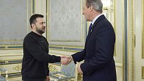 El presidente ucraniano, Volodímir Zelenski, estrecha la mano del ministro británico de Asuntos Exteriores, David Cameron, durante su reunión en Kiev.