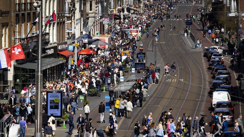 Хората се разхождат в центъра на Амстердам, Холандия, на 16