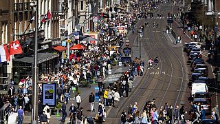 Хора се разхождат в центъра на Амстердам, Холандия, на 16 април 2022 година 
