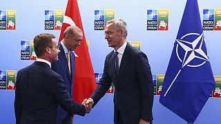  رئيس الوزراء السويدي أولف كريسترسون، يسار، يصافح الأمين العام لحلف شمال الأطلسي ينس ستولتنبرغ، مع الرئيس التركي رجب طيب أردوغان- فيلنيوس، ليتوانيا، 10 يوليو 2023.