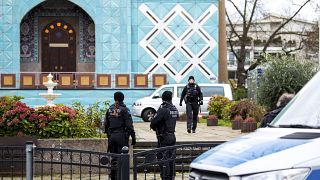 ضباط الشرطة يقفون أمام مسجد الإمام علي أثناء مداهمة المركز الإسلامي في هامبورغ في شمال ألمانيا