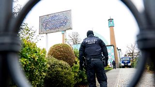 Polizeibeamte stehen vor der Imam-Ali-Moschee (Blaue Moschee) an der Außenalster während einer Razzia im Islamischen Zentrum Hamburg.
