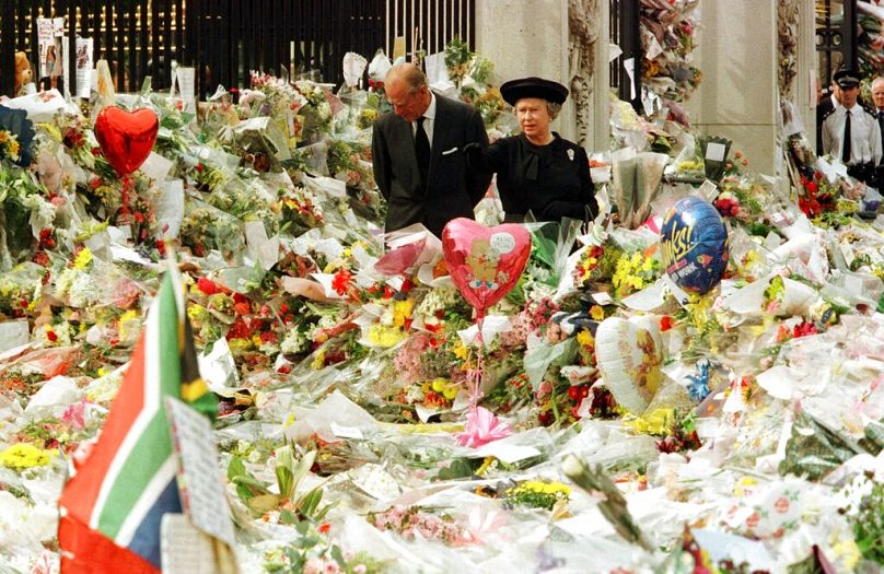 II. Erzsébet és Fülöp 1997. szeptember 7-én, a Buckingham-palota kerítésénél