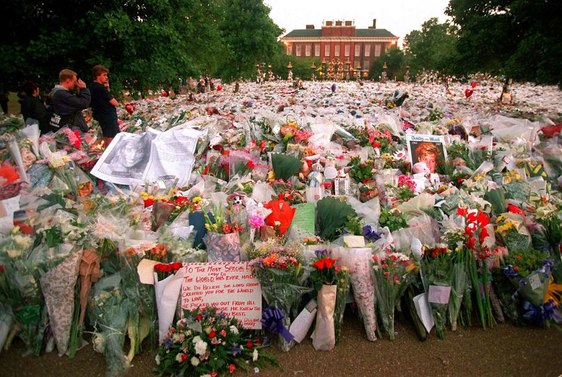 Az emlékezés virágai 1997-ben a londoni Kensington-palotánál