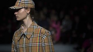  Модел носи създание на дизайнера Burberry на ревюто на стилната седмица есен/зима 2018 в Лондон през февруари 2018 година 