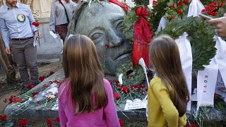 Παιδιά αφήνουν λουλούδια στο μνημείο του Πολυτεχνείου, κατά τη διάρκεια των τριήμερων εκδηλώσεων για τον εορτασμό των 50 χρόνων από την εξέγερση των φοιτητών του Πολυτεχνείου